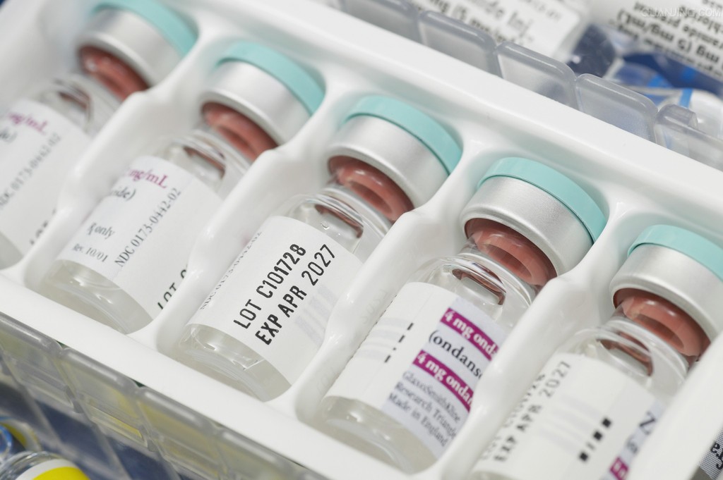 T801LHSN-A 卧式贴标入托一体机制品